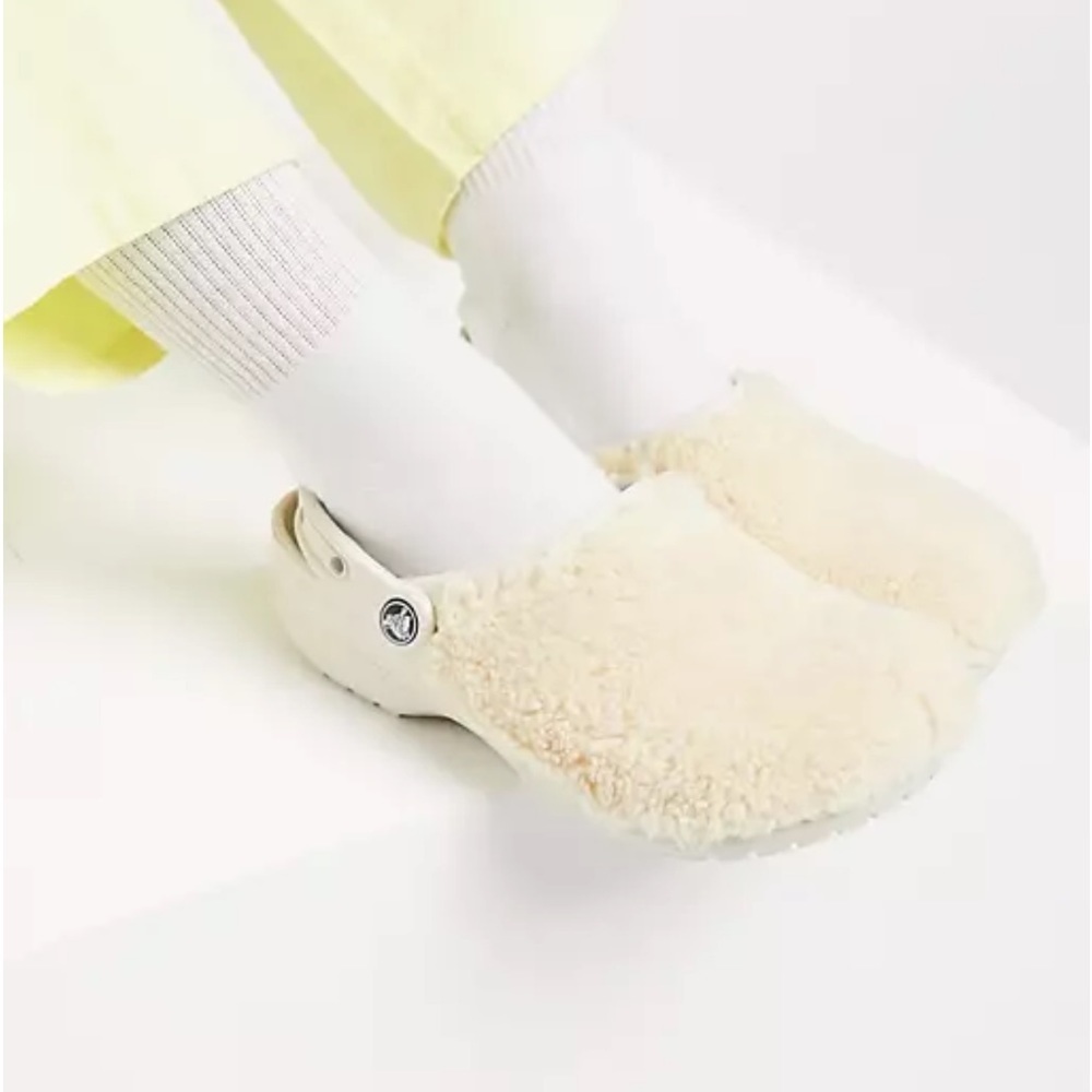Crocs classic fizz ivory beige clogs size 9 new with out tags